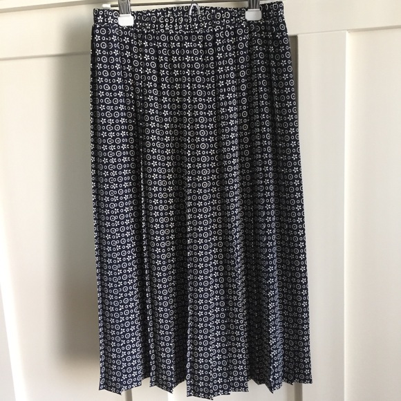 Leslie Fay Dresses & Skirts - Leslie Fay - Gorgeous pleated midi length skirt